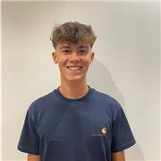 Profesor de segundo de bachiller imparte clases de apoyo a estudiantes